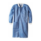 青い防水SMSの使い捨て可能なウォーミングアップのジャケットは編まれたつばの袖口によってごしごし洗う